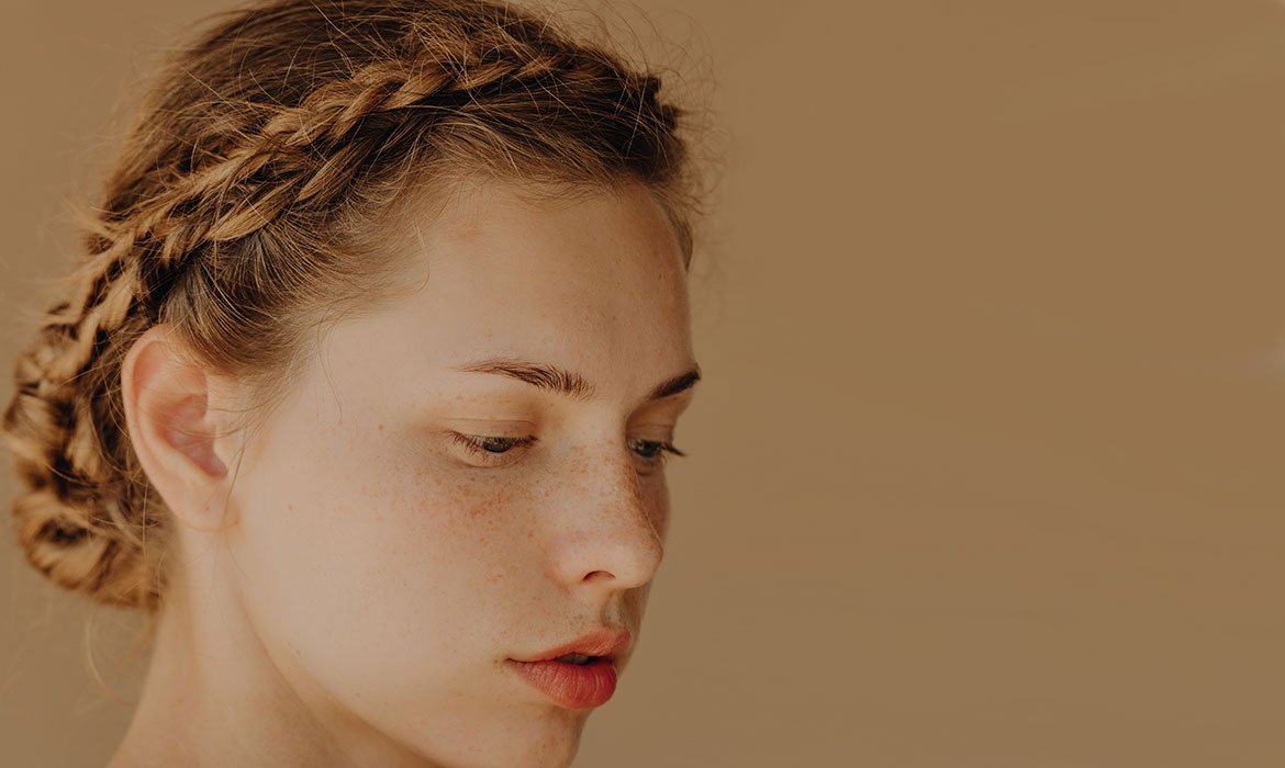Hacerte una trenza y acabarla en un moño nos parece lo más. ¿Pero y si la complicas un pelín mas trabajando algunas trenzas a modo corona? El acabado será griego, por lo menos. El Aceite Extraordinario Universal de L’Oréal Paris te vendrá genial para suavizar y sublimar tu melena.